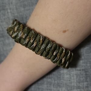 paracord bracelet